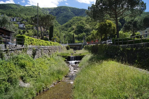 Pequeño Río Con Puente Montañas — Foto de Stock