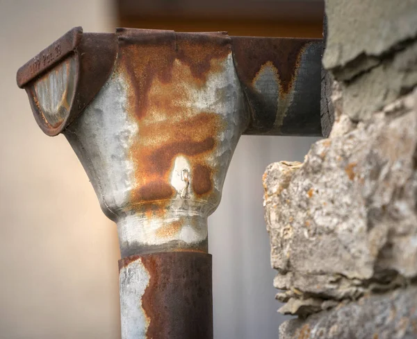 Rostig Rännsten Nära Håll Bredvid Stenmur — Stockfoto