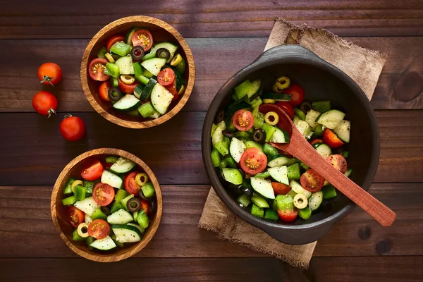 Ensalada Fresca Aceitunas Negras Verdes Tomates Cherry Pimiento Verde Pepino — Foto de Stock