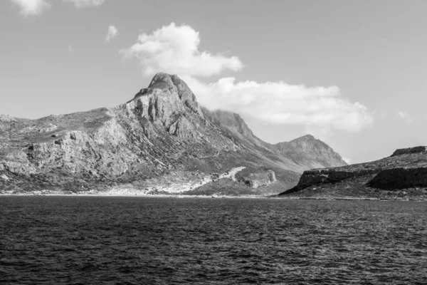 シースケープ クレタ島の西海岸の海からの眺め ギリシャだ 黒と白 — ストック写真