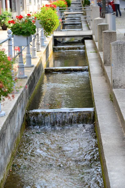 Schöner Wasserfall Auf Naturhintergrund — Stockfoto