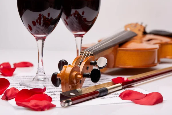 Violon Notes Deux Verres Vin Rouge Pétales Rose Rouge Sur Photos De Stock Libres De Droits