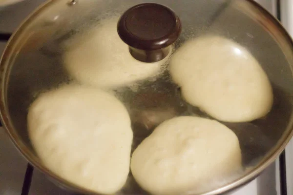 Lei Cuoce Muffin Nella Casa Pancake Pan — Foto Stock