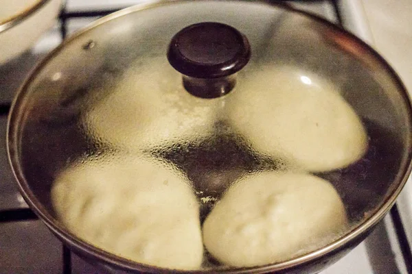 Lei Cuoce Muffin Nella Casa Pancake Pan — Foto Stock
