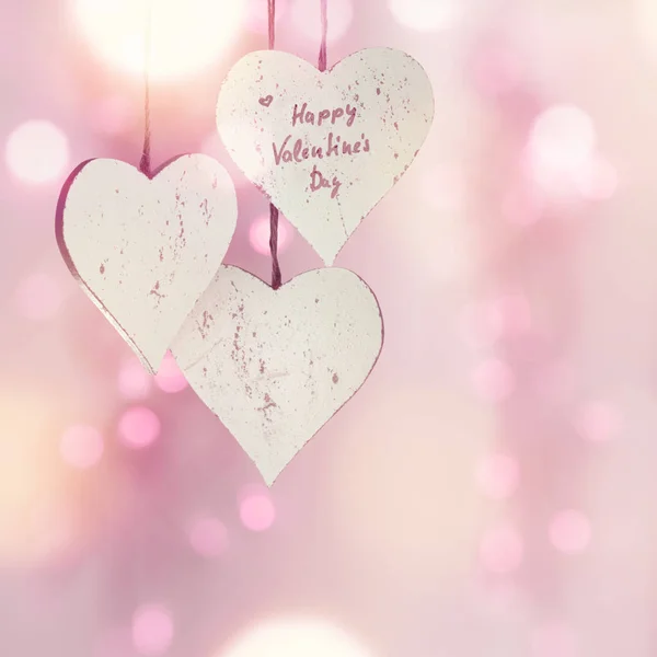 ピンクの背景の前で心を愛するボケとバレンタインデー — ストック写真