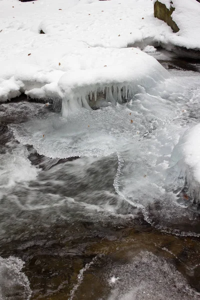 Krajobraz Rzeki Ociekały Śniegiem Zimą Leśnym Rezerwacie Przyrody Styria — Zdjęcie stockowe
