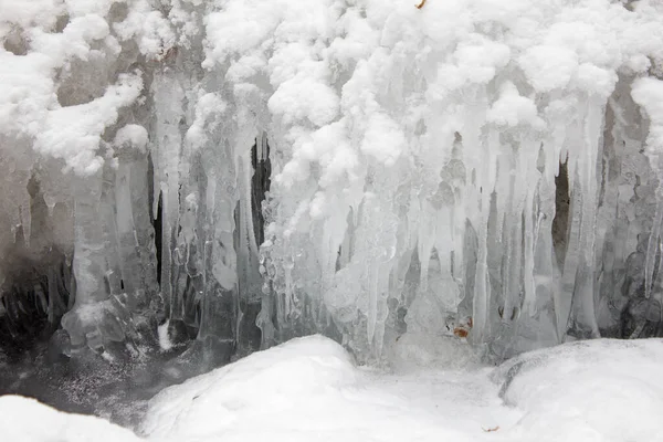 施蒂里亚森林自然保护区冬季白雪连绵的河流景观 — 图库照片