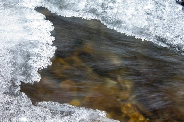 施蒂里亚森林自然保护区冬季白雪连绵的河流景观 — 图库照片