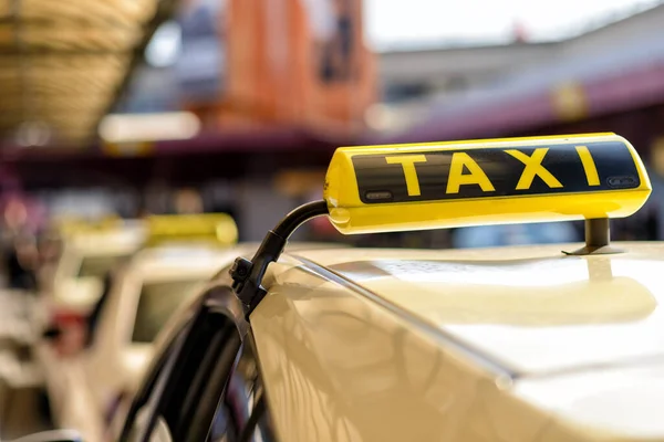 Taxi Sign Bus Stop Blurred Yellow Car — Stock Photo, Image