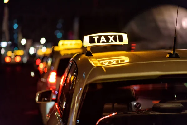 Taxi Značka Autobusové Zastávce Rozmazané Žluté Auto — Stock fotografie
