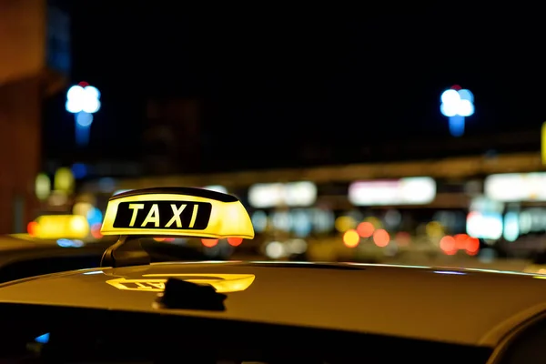 Letreros Taxi Una Parada Autobús Con Coche Difuminado Amarillo — Foto de Stock