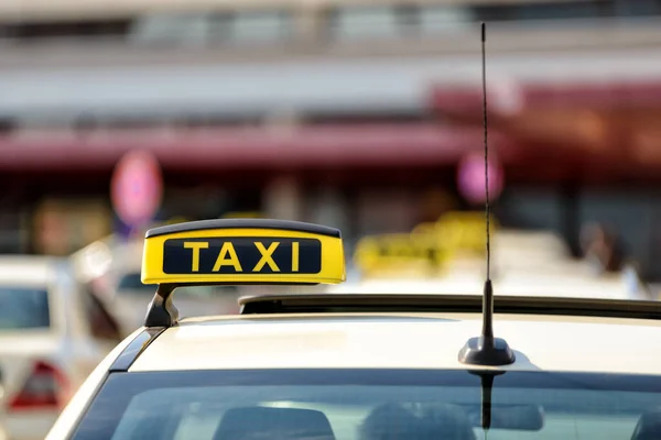 Bulanık Sarı Arabalı Bir Otobüs Durağında Taksi Tabelası — Stok fotoğraf