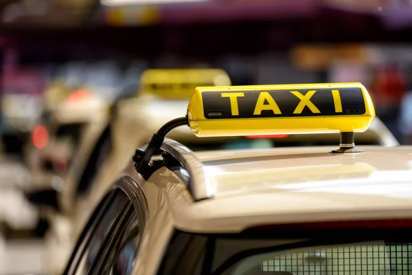 Sinal Táxi Uma Parada Ônibus Com Carro Borrado Amarelo — Fotografia de Stock