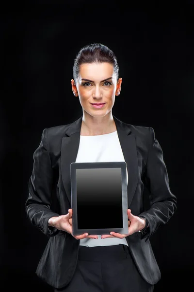 Empresária Atraente Mostrando Tablet Digital Sorrindo Para Câmera — Fotografia de Stock