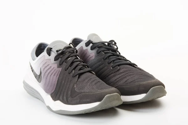 Nieuwe Moderne Sportschoenen Sneakers Trainer Witte Achtergrond — Stockfoto