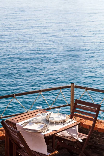 Dřevěný Stůl Bílou Vodou Židlemi Oceánu Restauraci Itálii Evropa — Stock fotografie