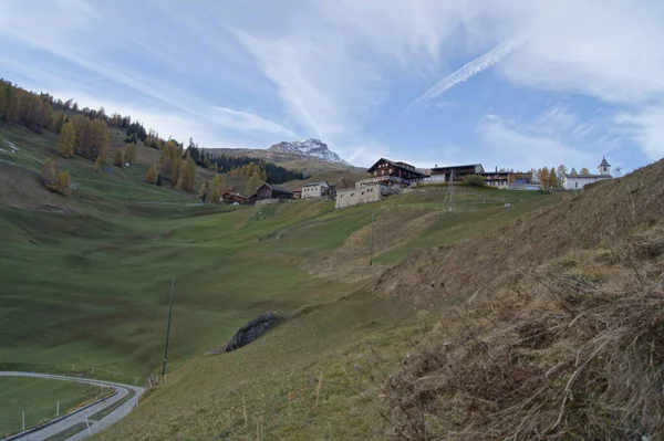 Kilátás Nyílik Egy Hegyi Falu Svájci Alpokban — Stock Fotó