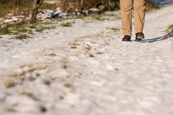 Voeten Met Zwarte Schoenen Sneeuw Een Onverharde Weg — Stockfoto