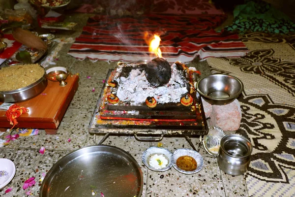 Hindusi Oferują Specjalną Duchową Modlitwę Boga Okazji Tradycyjnego Festiwalu Kulturalnego — Zdjęcie stockowe