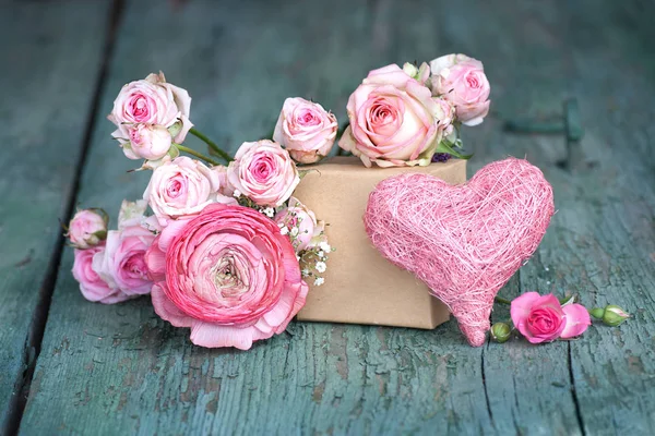 Ainda Vida Rosa Uma Velha Mesa Madeira Gasto Para Dia — Fotografia de Stock