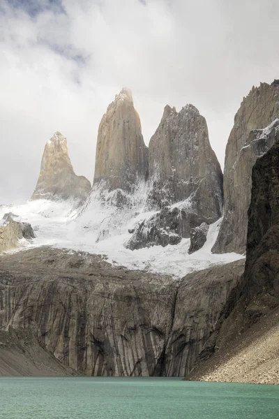 Patagonya Bölgesindeki Torres Del Paine Ulusal Parkı Yükselen Dağlarıyla Bilinir — Stok fotoğraf