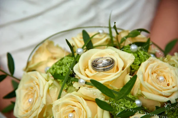 Braut Hält Hochzeitsstrauß Weiße Rosen — Stockfoto
