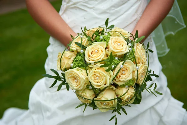 Braut Hält Hochzeitsstrauß Weiße Rosen — Stockfoto