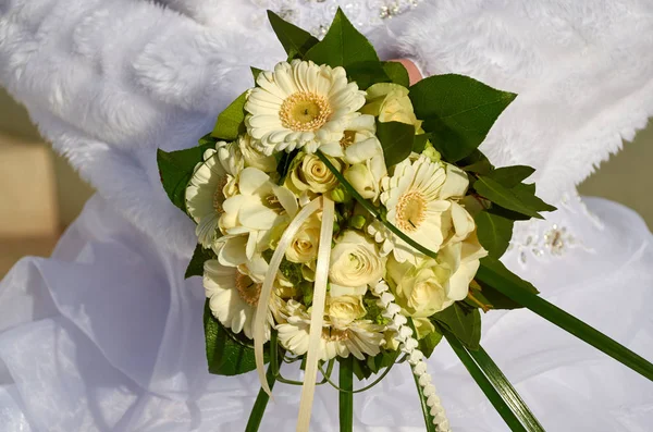 Наречена Тримає Весільний Букет Білі Троянди — стокове фото