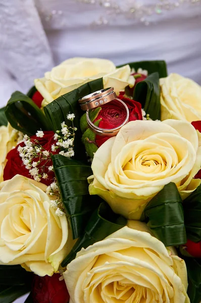 Весільний Букет Червоні Троянди — стокове фото