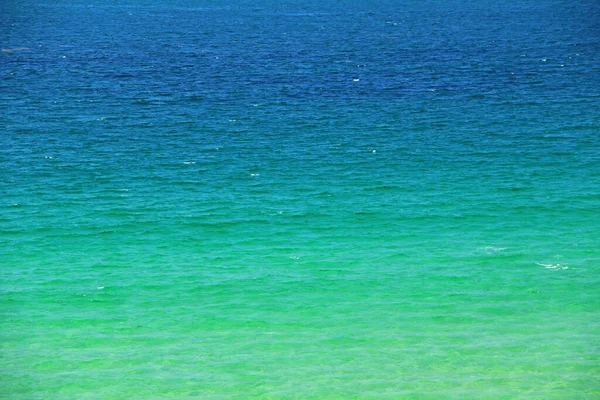 布里特尼海岸的绿色海水 — 图库照片