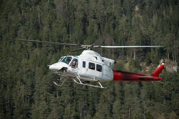 Helicopter Bell 412 Flight Background Forest — Stock Photo, Image