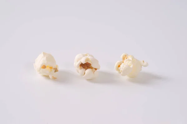 Drei Stücke Frisches Popcorn Auf Weißem Hintergrund — Stockfoto