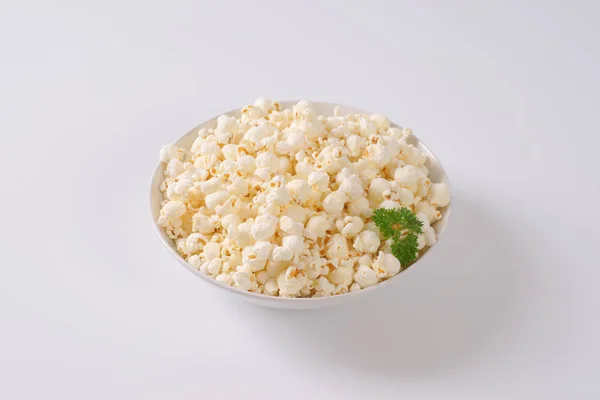 Ciotola Popcorn Freschi Sfondo Bianco Sporco Con Ombre — Foto Stock