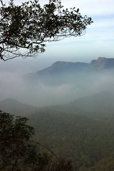 Paisagem Montanhosa Com Nevoeiro Nuvens — Fotografia de Stock