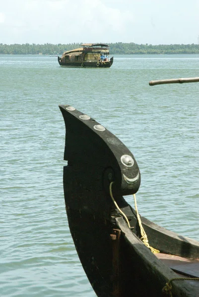 Thuis Schip Zeilen Het Water — Stockfoto