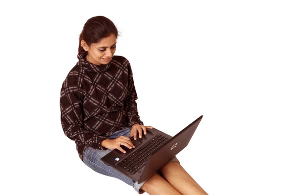 Mujer Joven Usando Ordenador Portátil —  Fotos de Stock