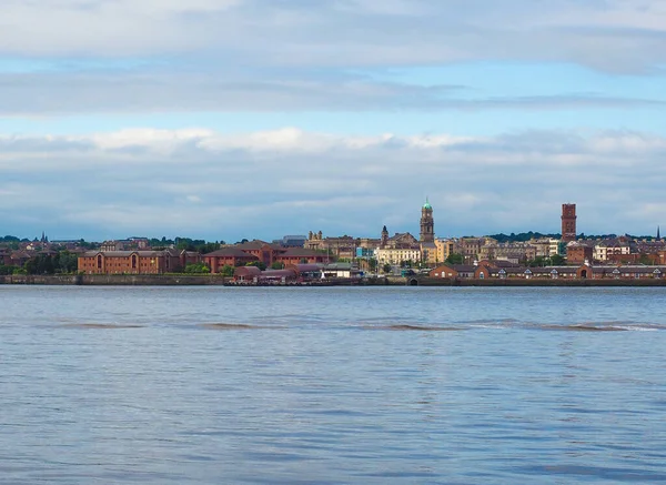 伯肯黑德天际线 Mersey 河对岸的英国利物浦的视图 — 图库照片