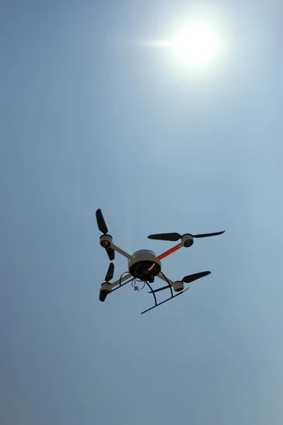 Drone Quadrocopter Avec Caméra Sur Fond Ciel — Photo