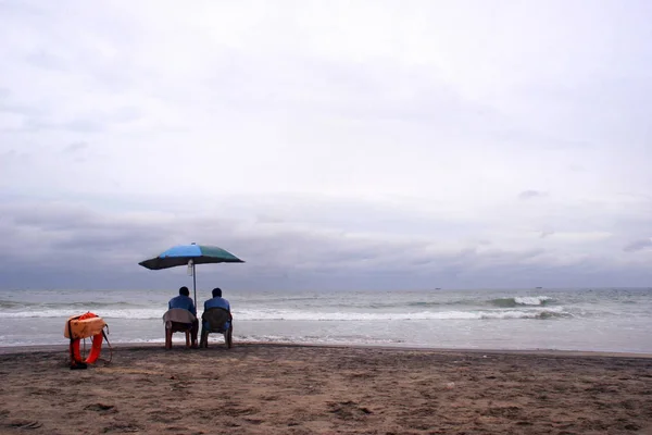 Donna Con Ombrellone Spiaggia — Foto Stock