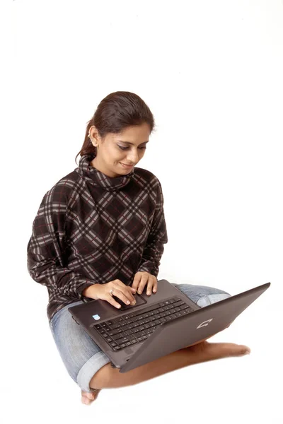 Jonge Vrouw Met Laptop — Stockfoto