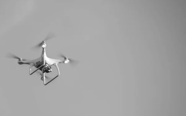 Drone Unosić Się Niebo Lot Quadrocopters Gadżet Pod Kątem Antena — Zdjęcie stockowe