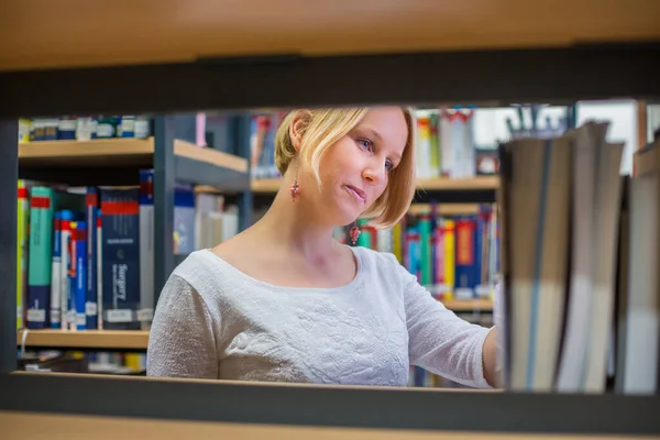 Mooie Jonge Vrouwelijke Student Bibliotheek Zoek Naar Een Boek Universiteit — Stockfoto