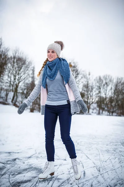Jonge Vrouw Schaatsen Buiten Een Vijver Een Ijskoude Winterdag Kleur — Stockfoto