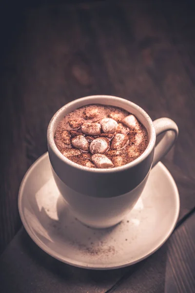 Cokelat Panas Dengan Marshmallow Pada Latar Belakang Gelap — Stok Foto