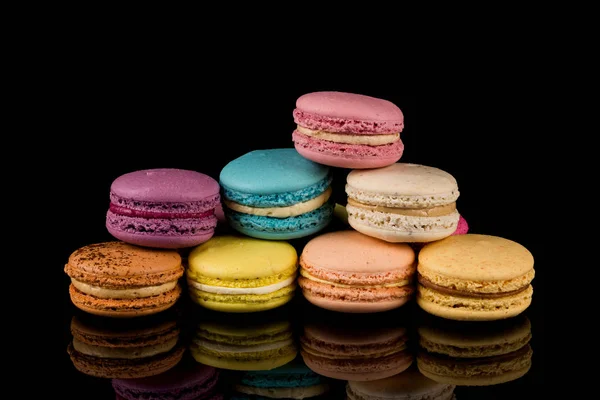 Colorido Macarrón Rosa Sobre Fondo Negro — Foto de Stock