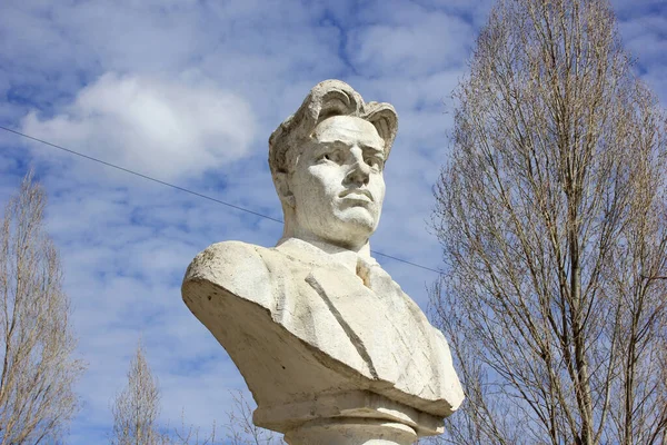 ボルゴグラード市の高校の建物の庭でロシアの詩人マヤコフスキーの胸像 — ストック写真