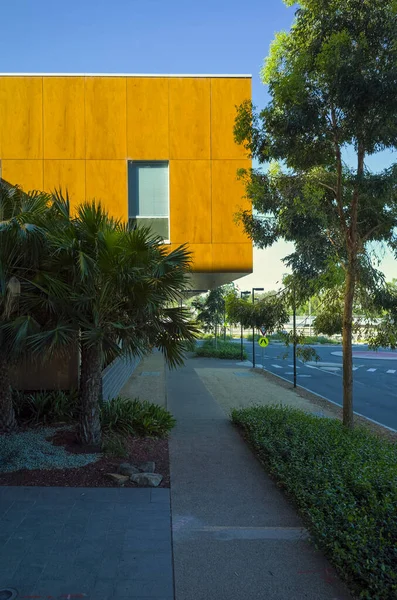 Здание Больницы Солнечный День Австралии Красивое Здание Оранжевой Больницы Современная — стоковое фото