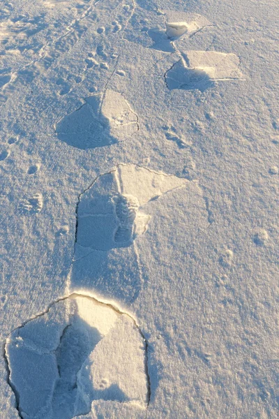 冬の雪原にある雪の後の写真 接近中だ フィールドの小さな深さ 雪の表面と最後の人の後の障害の痕跡 — ストック写真