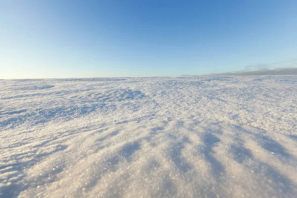 Landwirtschaftliche Feld Mit Schneeverwehungen Der Wintersaison Bedeckt Blauer Himmel Hintergrund — Stockfoto