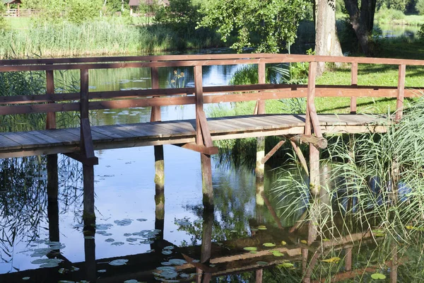 Sfotografowane Bliska Szczegóły Starego Drewnianego Mostu Małej Rzece Sezon Letni — Zdjęcie stockowe